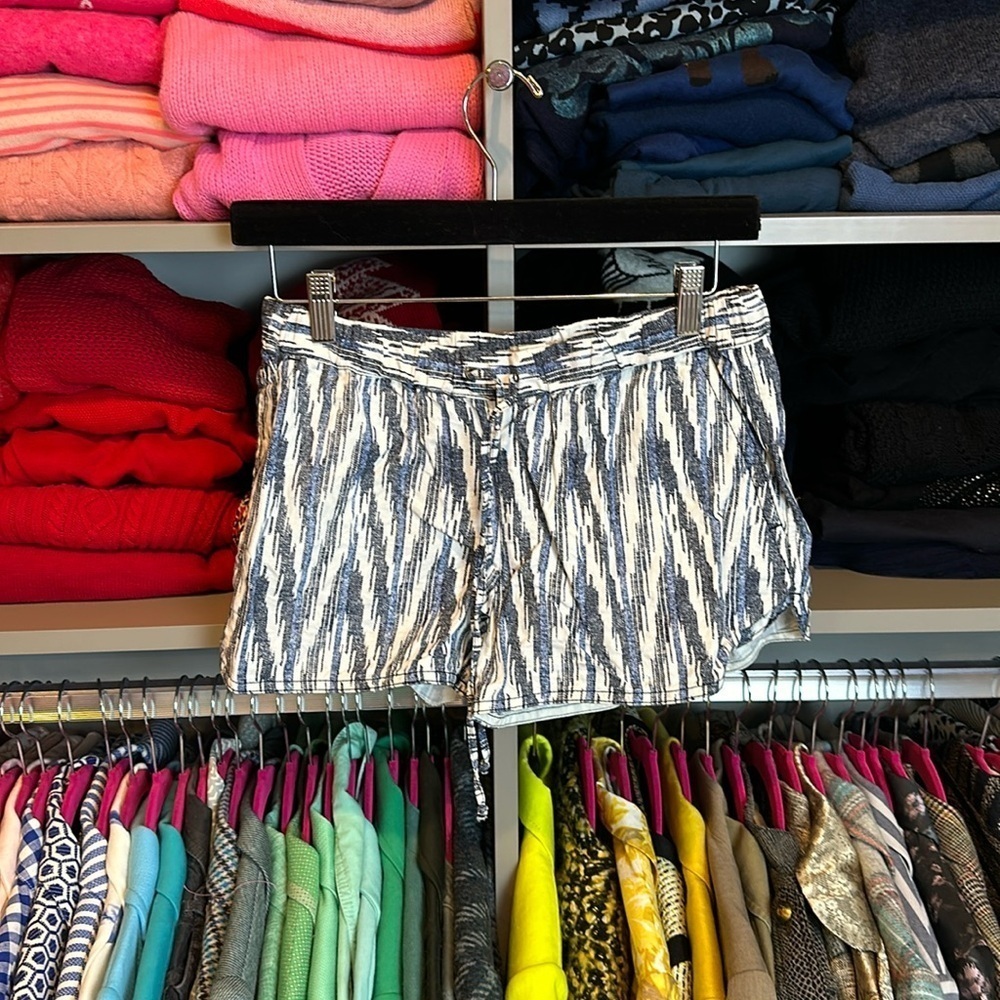 J Crew white with blue ikat print elasticized waist/tie 2 1/2” shorts size XS